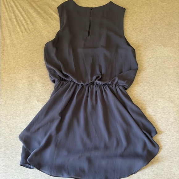 Krisa Grey Flowy Dress - Picture 3 of 3